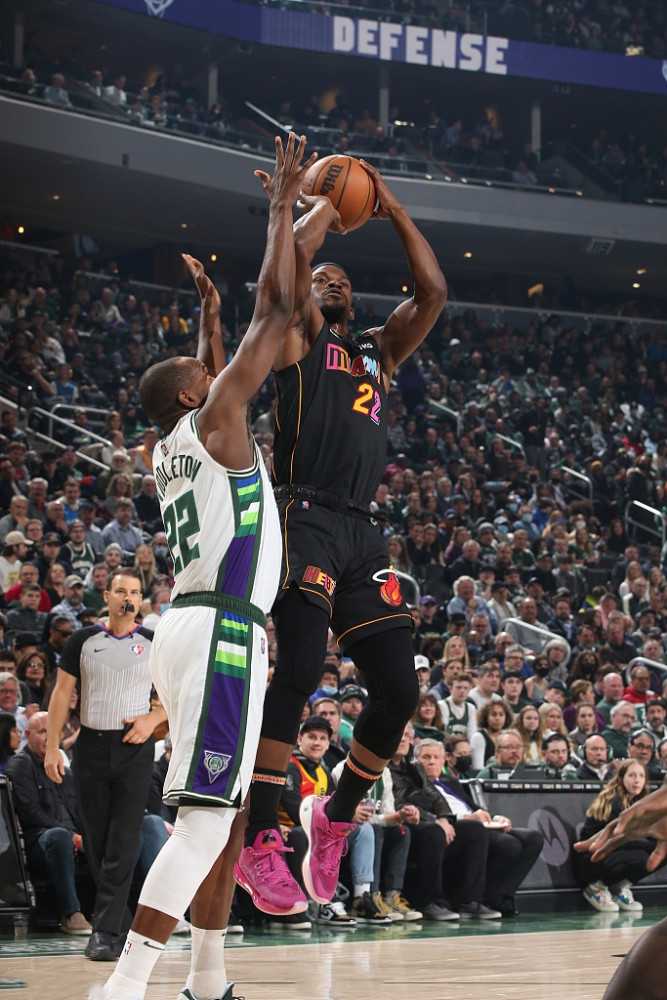 爵士翻盘雄鹿，保罗惊艳四座