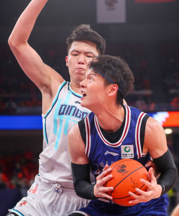 四川队紧咬比分，险胜对手进入胜利行列