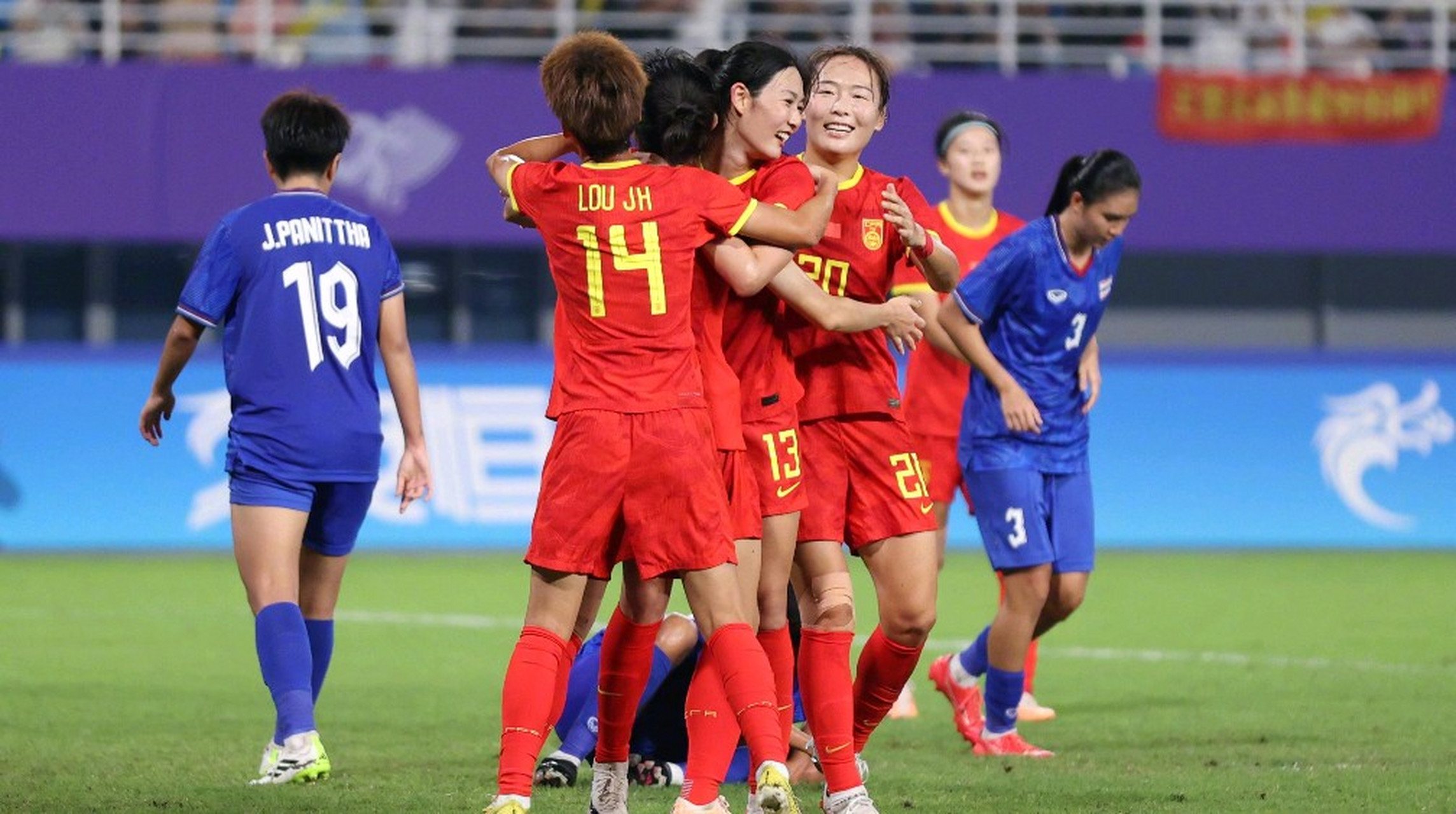 美女足球队再战赛场,蓄势待发 美女足球队再战赛场,蓄势待发