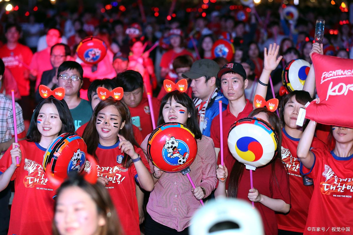 球迷狂欢，球队取得关键胜利跻身前列