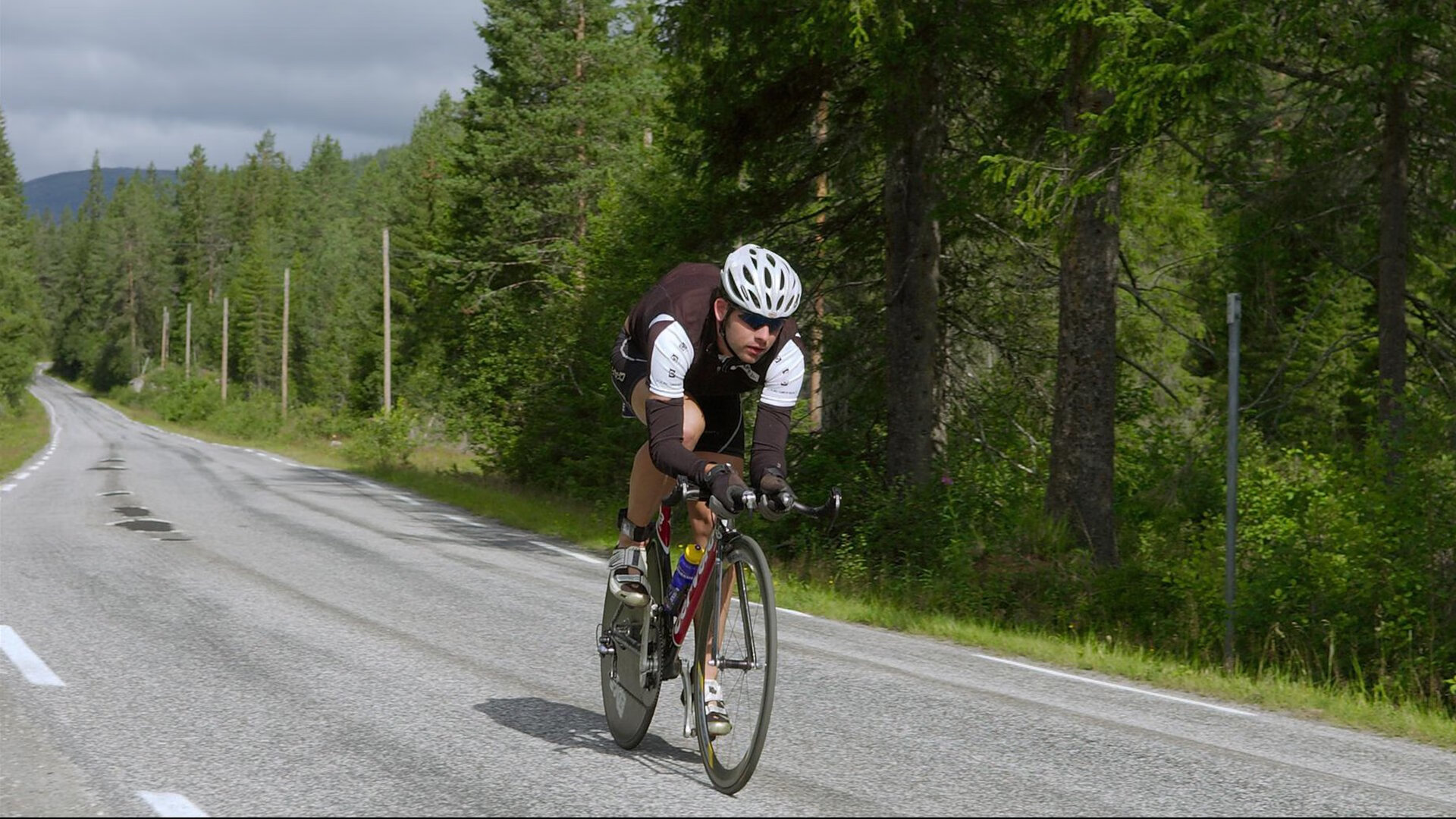 开云体育下载-英超争冠之夜，巴斯托尼的防守艺术如何改写冠军剧本