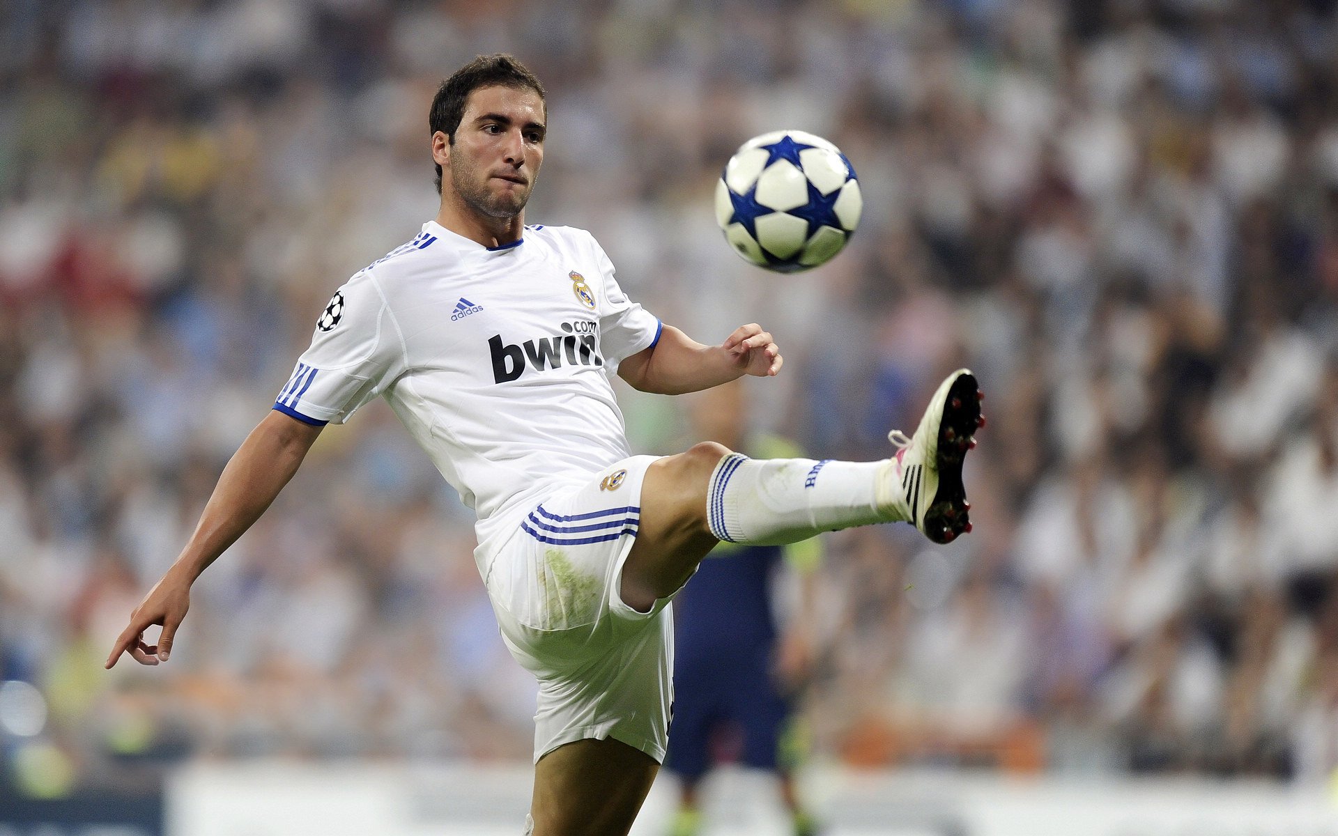 深圳队对阵国王，詹姆斯比赛走势一手掌控，诠释现代篮球的终极掌控力